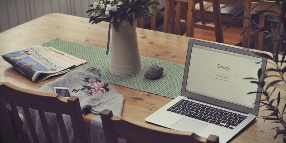 Bureau avec un ordinateur ouvert sur une page Google